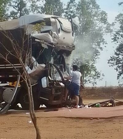 Imagem da notícia Caminhoneiro morre em acidente entre duas carretas na MS-320, em Paraíso das Águas